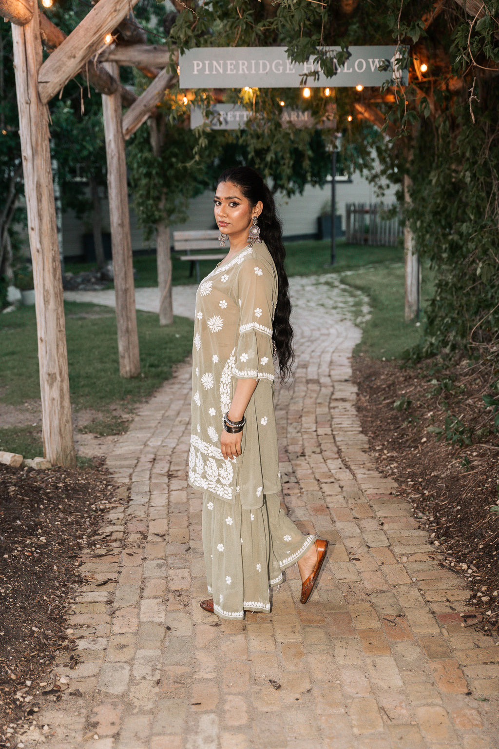 Georgette Pista Garaara Outfit